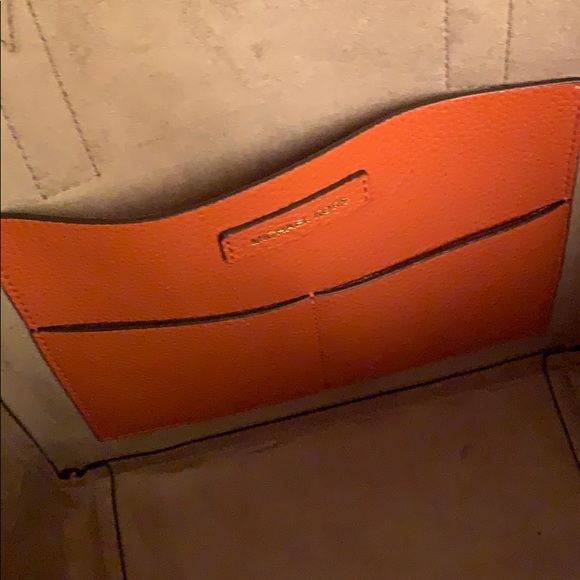 🍁🍁Micheal kors medium tote 🍁🍁 - Picture 9 of 11